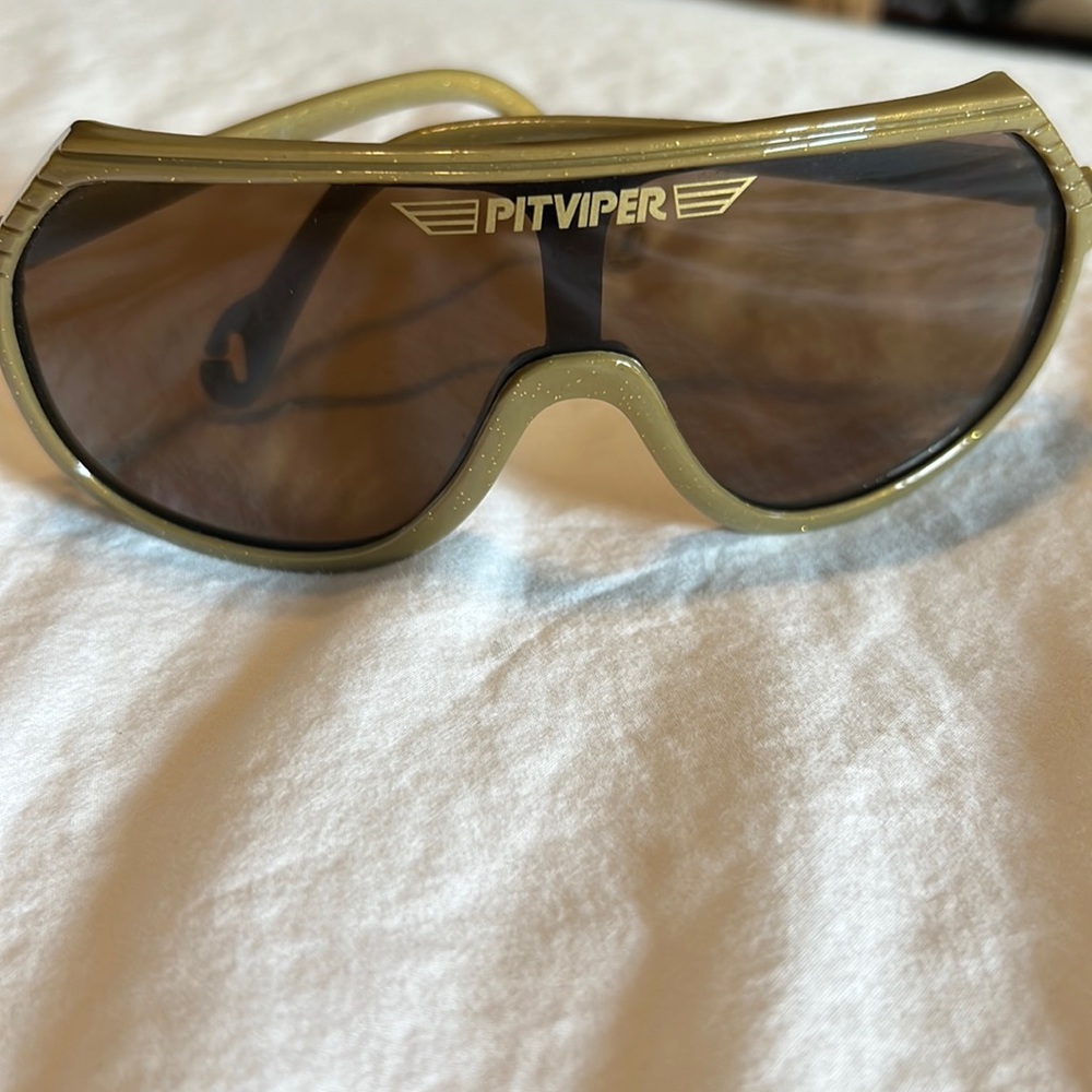 Retro gold pit vipers
